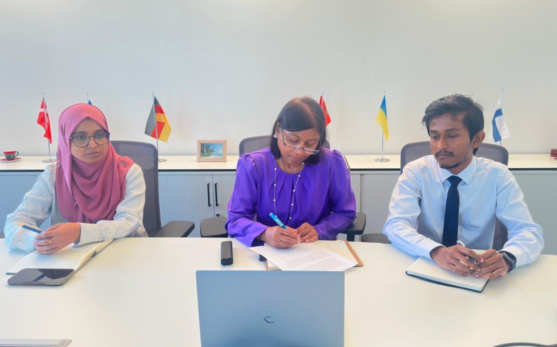 Ambassador meets Director at ARFFWG